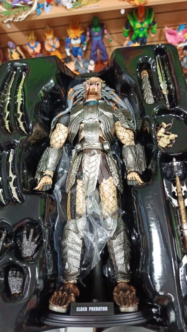 predator
Elder sin máscara
Tamaño:36cm