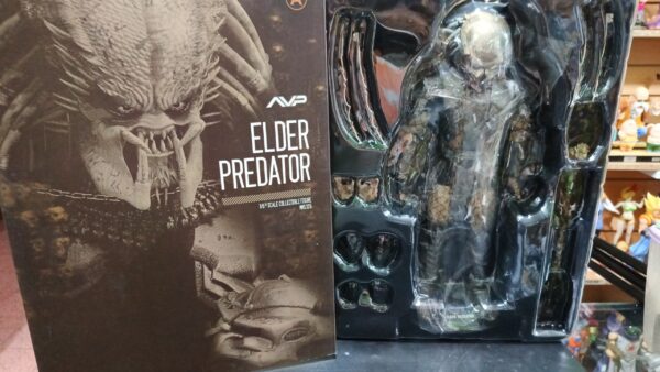 Predator 
Elder con máscara 
Tamaño:36cm