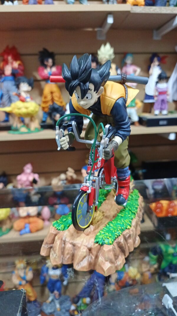 Goku en bici 🚲 
Dragón Ball Z 
Manga
Tamaño:20cm