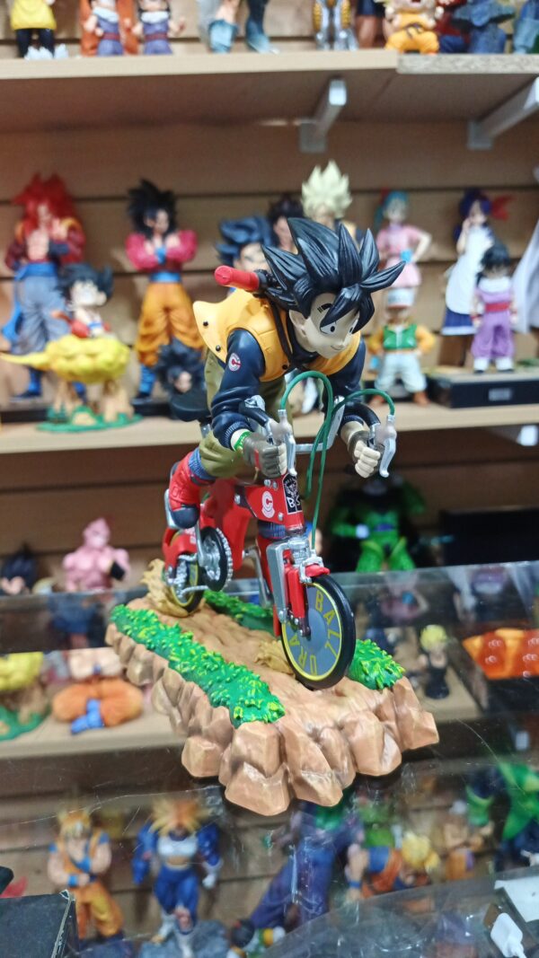 Goku en bici 🚲 
Dragón Ball Z 
Manga
Tamaño:20cm