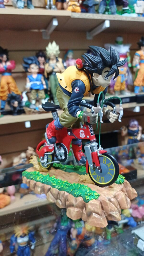 Goku en bici 🚲 
Dragón Ball Z 
Manga
Tamaño:20cm