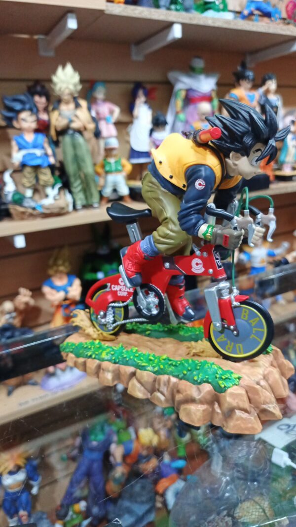 Goku en bici 🚲 
Dragón Ball Z 
Manga
Tamaño:20cm