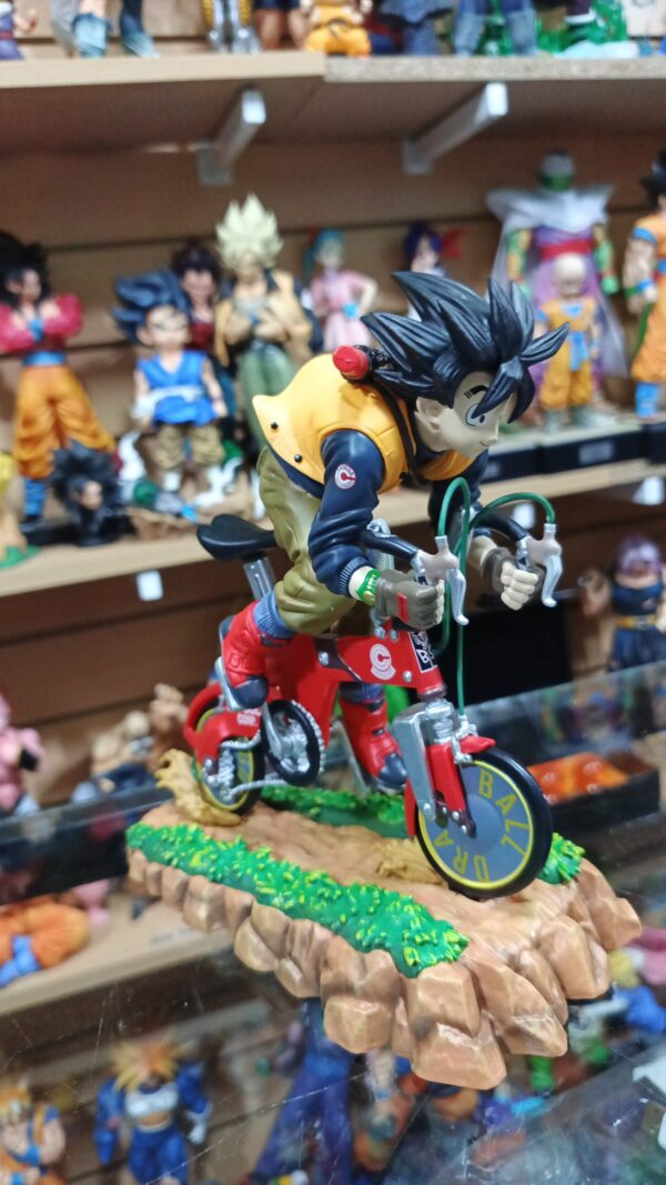 Goku en bici 🚲 
Dragón Ball Z 
Manga
Tamaño:20cm