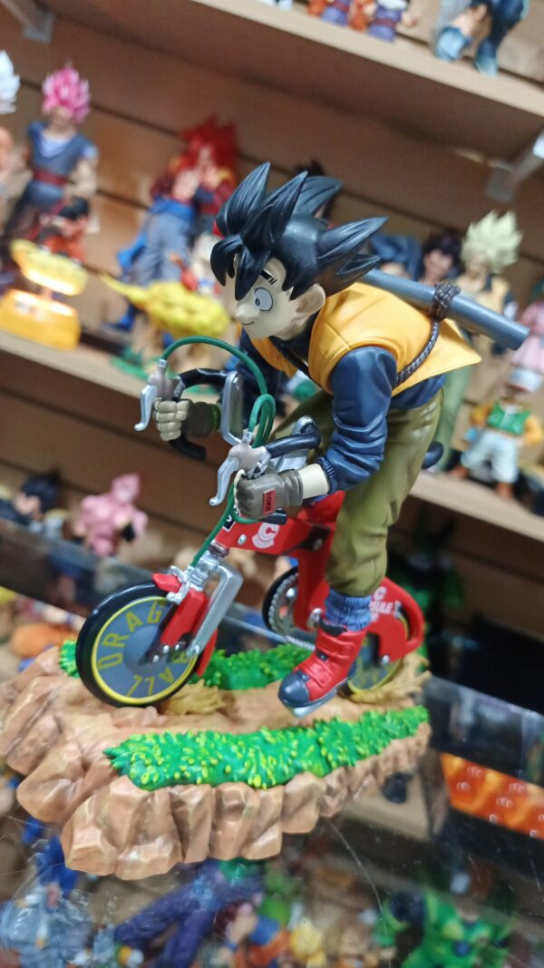 Goku en bici 🚲 
Dragón Ball Z 
Manga
Tamaño:20cm