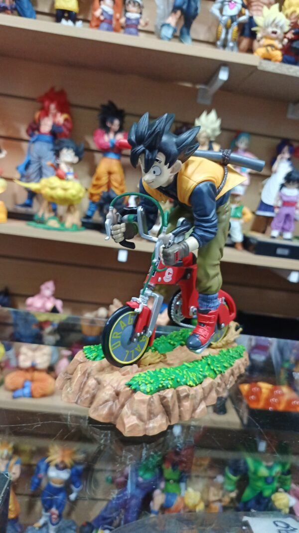 Goku en bici 🚲 
Dragón Ball Z 
Manga
Tamaño:20cm
