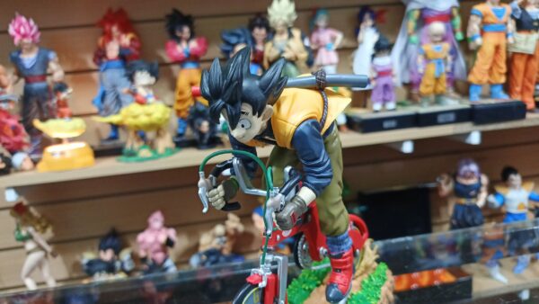 Goku en bici 🚲 
Dragón Ball Z 
Manga
Tamaño:20cm