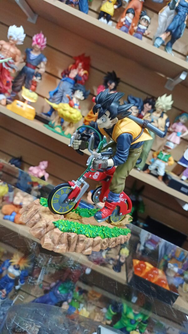 Goku en bici 🚲 
Dragón Ball Z 
Manga
Tamaño:20cm