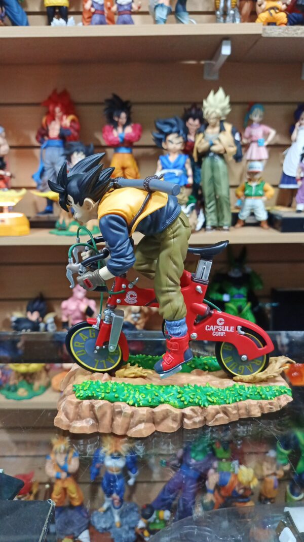 Goku en bici 🚲 
Dragón Ball Z 
Manga
Tamaño:20cm