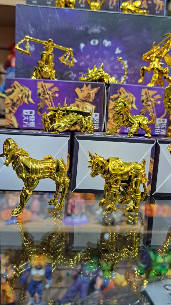 los caballeros del zodiaco 
los 12 signos 
armaduras de los caballeros de oro ( pvc )