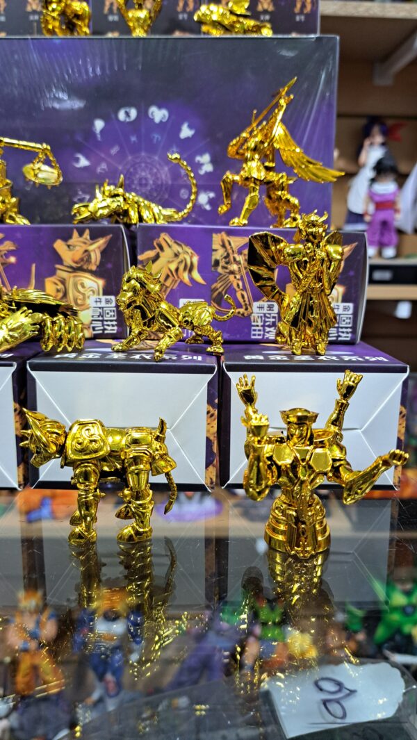los caballeros del zodiaco 
los 12 signos 
armaduras de los caballeros de oro ( pvc )