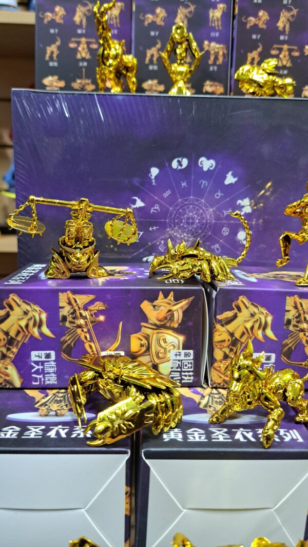 los caballeros del zodiaco 
los 12 signos 
armaduras de los caballeros de oro ( pvc )
