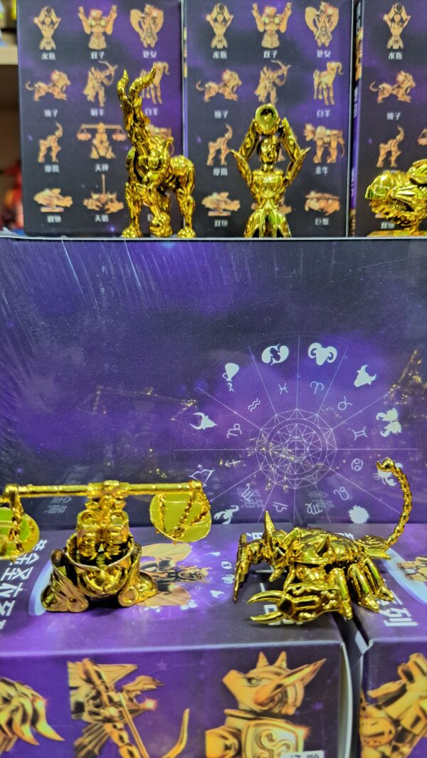 los caballeros del zodiaco 
los 12 signos 
armaduras de los caballeros de oro ( pvc )