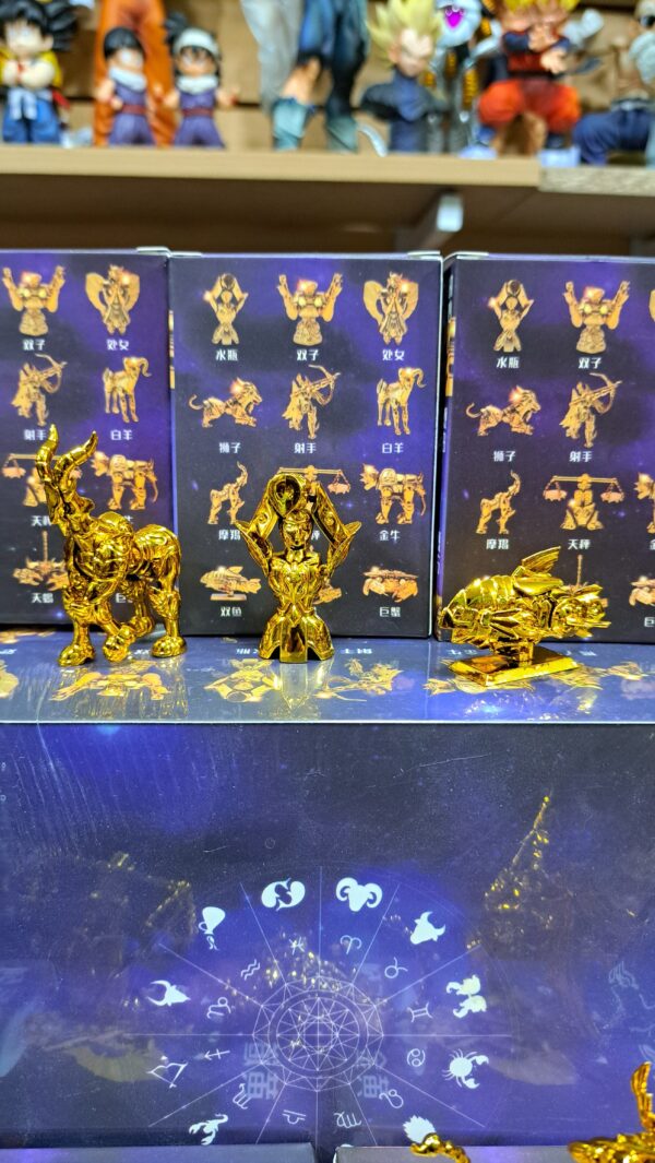 los caballeros del zodiaco 
los 12 signos 
armaduras de los caballeros de oro ( pvc )