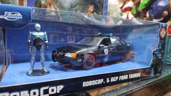 Robocop & OCP FORD TAURUS
Robocop
original Jada