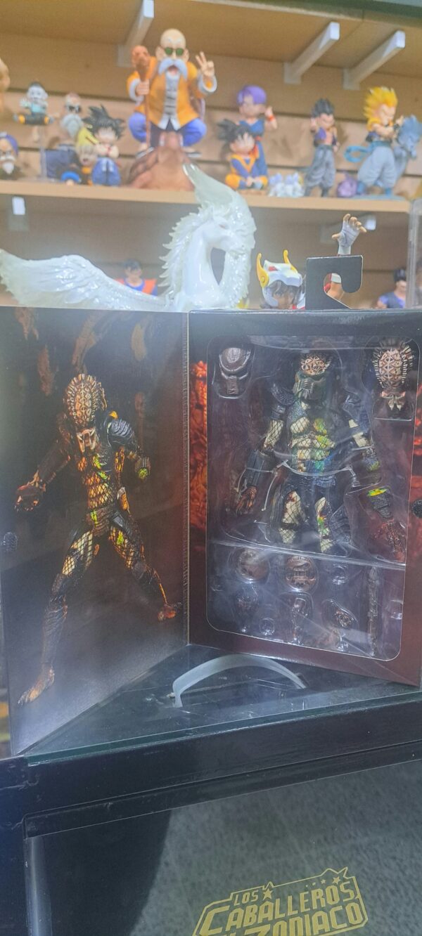 PREDATOR 2 BATTLE DAMAGE CITY HUNTER ORIGINAL NECA 
tamaño:18 aprox
Original