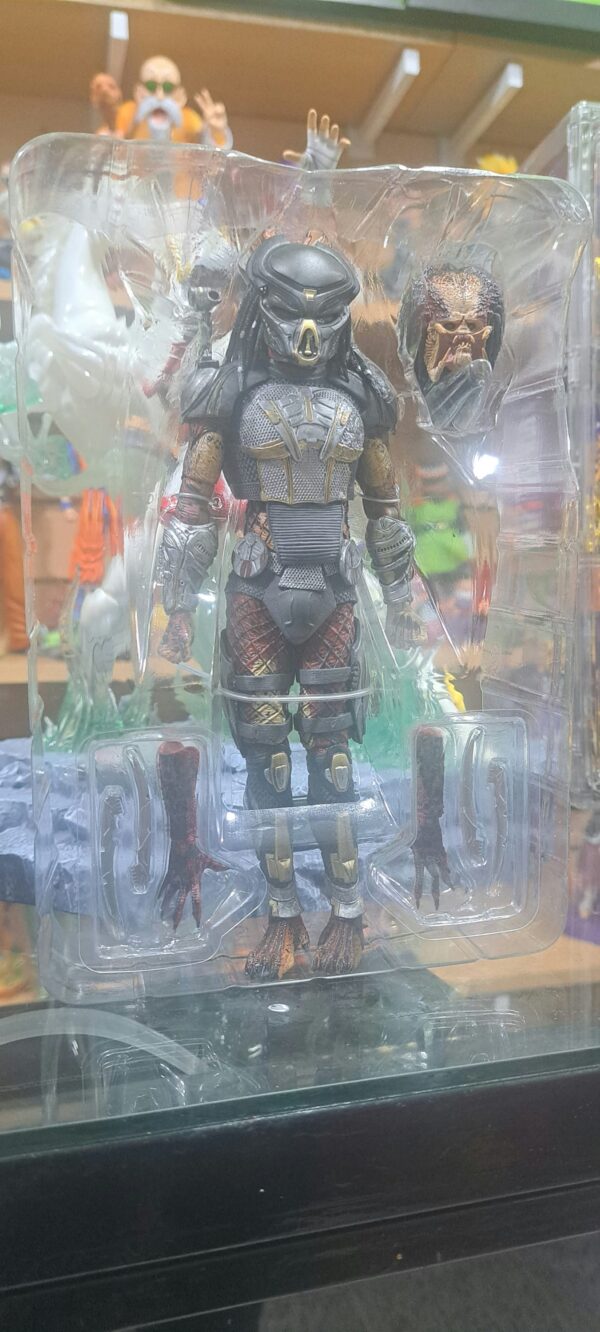 FUGITIVE PREDATOR
Predator
Tamaño:18cm
Original